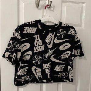 Nike Women’s Crop Top (Medium)
